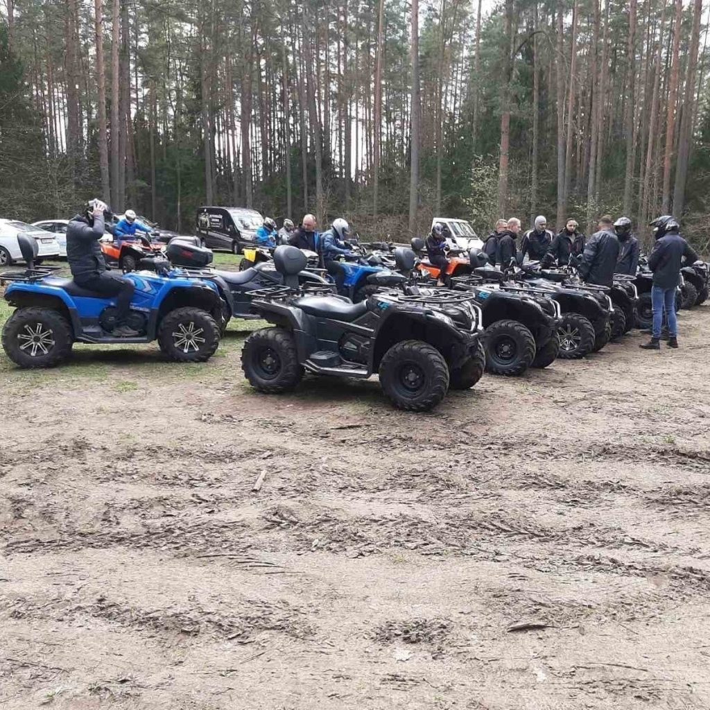 išstatyti keturračiai kompanijos